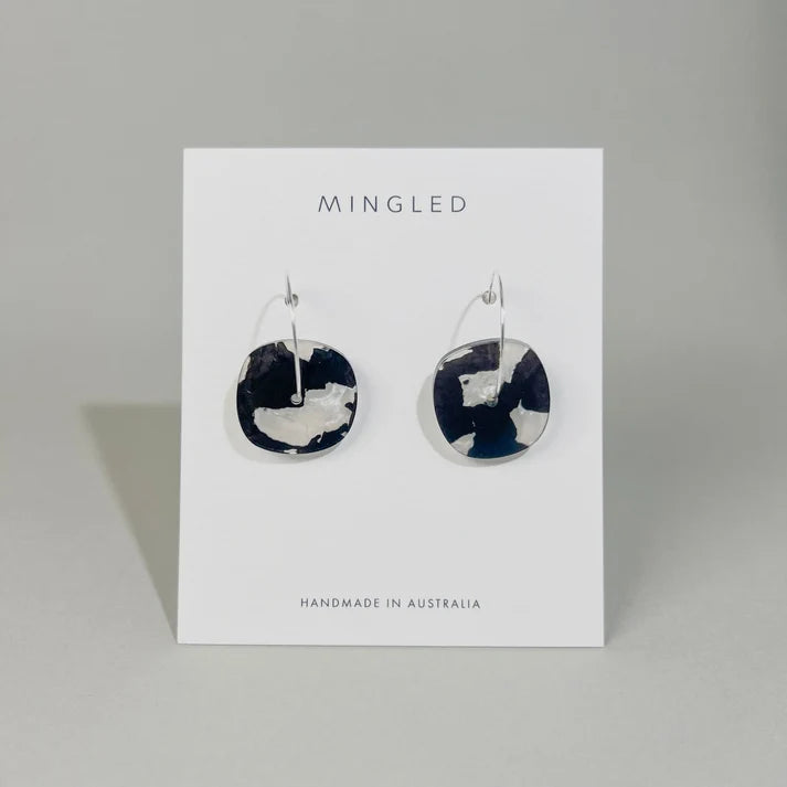 Mingled Aura Hoop Earrings – Black & White Pearl