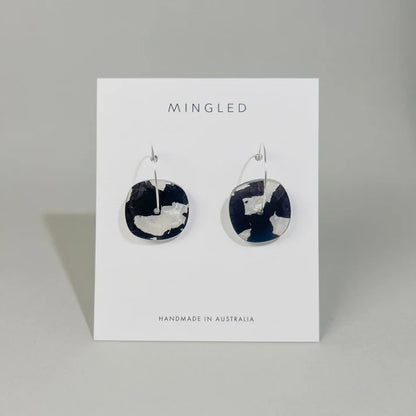Mingled Aura Hoop Earrings – Black & White Pearl