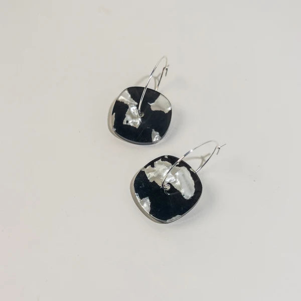 Mingled Aura Hoop Earrings – Black & White Pearl