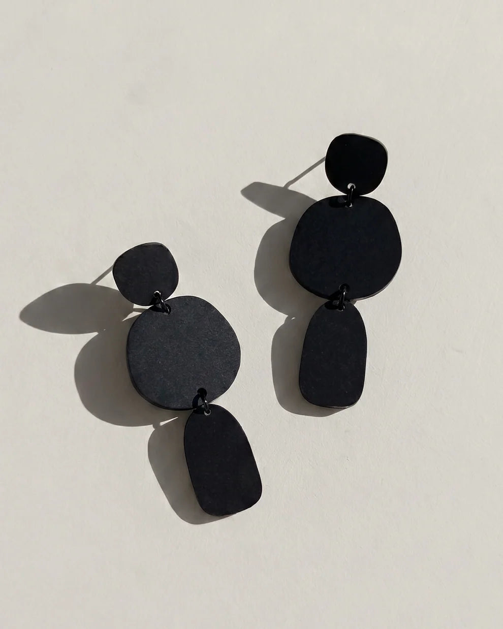 Mingled Petra Statement Dangle Earrings – Matte Black